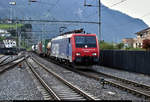 Containerzug mit Re 474 014-8 (Siemens ES64F4) der SBB Cargo AG durchfährt den Bahnhof Arth-Goldau (CH) auf Gleis 5 Richtung Flüelen (CH).
Grüße zurück an den Lokführer!
Aufgenommen am Ende des Bahnsteigs 6/8.
[20.9.2019 | 18:23 Uhr]