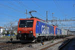 Doppeltraktion, mit den Loks 474 012-2 und 474 013-0 durchfährt den Bahnhof Pratteln.