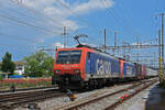 Doppeltraktion, mit den Loks 474 014-8 und 474 017-1 durchfährt den Bahnhof Pratteln.