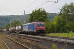 Re 474 004-9 durchfährt den Bahnhof Hornussen.