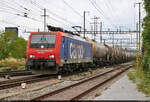 Re 474 018-5 (Siemens ES64F4) schleppt Kesselwagen durch den Bahnhof Pratteln (CH) Richtung Basel SBB RB.
Diese und die weiteren Aufnahmen entstanden an der Güterstrasse.

🧰 SBB Cargo
🕓 29.7.2022 | 17:06 Uhr