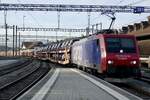 Die Re 474 005 mit einem Autozug am 30.10.22 vor der Durchfahrt in Spiez.