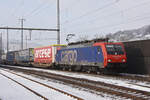 Re 474 012-2 durchfährt am 12.12.2022 den Bahnhof Gelterkinden.