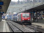 SBB - 474 013-0 + 193 475 mit Güterzug bei der durchfahrt im Bhf. Spiez am 04.02.2023