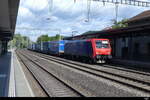 SBB - 474 002 mit Güterzug bei der Durchfahrt im Bhf.