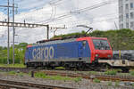 Re 474 016-3 durchfährt am 12.05.2023 den Bahnhof Pratteln.