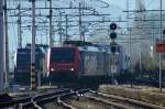 Die E474-009SR von SBB Cargo Italia kommt mit einem Railalpin Zug von Novara und bergibt den Zug an die BLS Cargo zur weiterfahrt nach Freiburg i.Br.