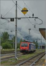 Die SBB Cargo Re 474 014 hinter dem Bügelsenksignal im Gleichstromteil von Domodossola.
2. Juli 2014