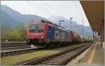 Die SBB Carog Re 474 009 (UIC 91 85 4 474 009-8 CH-SBBC) erreicht mit einem kurzen Güterzug Domodossola.