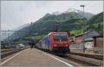  Il San Gottardo  heisst hier in Airolo das wolkenverhangene Gebirge im Hintergrund, welches die beiden Re 474 012 und 013 gerade durch den Gotthardtunnel unterfahren haben.