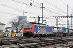 Re 474 017-1 durchfährt den Bahnhof Pratteln.