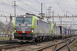 Doppeltraktion, mit den BLS Loks 475 407-3 und 475 415-6 durchfahren den Bahnhof Pratteln.