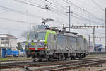 Re 475 404-0 durchfährt den Bahnhof Pratteln.