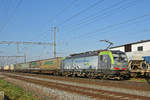 Siemens Vectron 475 405-7 der BLS durchfährt den Bahnhof Rheinfelden.