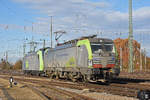 Doppeltraktion, mit den BLS Loks 475 408-1 und 485 020-1, verlassen die Abstellanlage beim badischen Bahnhof.