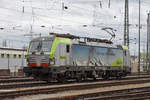 Siemens Vectron 475 407-9 der BLS durchfährt den badischen Bahnhof.