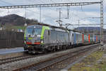 Doppeltraktion, mit den Loks 475 403-2 und 186 108-7, durchfährt den Bahnhof Gelterkinden.