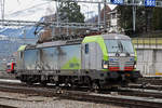 Siemens Vectron 475 407-3 der BLS durchfährt den Bahnhof Spiez.