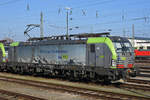 Siemens Vectron der BLS 475 403-2 steht in der Abstellanlage beim badischen Bahnhof.