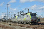 Doppeltraktion, mit den Siemens Vectron der BLS 475 411-5 und 475 407-3, durchfährt den badischen Bahnhof.