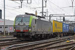 Siemens Vectron 475 409-9 durchfährt den Bahnhof Pratteln.