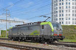 Siemens Vectron der BLS 475 413-1 durchfährt den Bahnhof Pratteln.