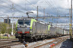 Doppeltraktion, mit den Siemens Vectron 475 415-6 und 475 410-7 der BLS durchfährt den Bahnhof Pratteln.