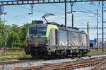 Siemens Vectron 475 402-4 der BLS durchfährt den Bahnhof Pratteln.