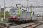 Doppeltraktion, mit den Siemens Vectron der BLS 475 413-1 und 475 401-6, durchfährt den Bahnhof Pratteln.