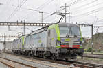 Doppeltraktion, mit den Siemens Vectron der BLS 457 413-1 und 475 401-6, durchfährt den Bahnhof Pratteln.