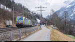 BLS Re 475 406 mit einer Re 485 vor dem Cargobeamer UKV-Zug am 19. Januar 2020 bei der Durchfahrt des ehemaligen Bahnhofs Kandergrund. Seit ca. einem Jahr werden von der BLS regelmässig solche gemischten Siemens-Bombardier-Doppeltraktionen eingesetzt. Am Zugschluss hilft die hier nicht sichtbare Re 4/4 174.