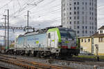 Siemens Vectron der BLS 475 402-4 durchfährt den Bahnhof Pratteln.