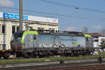 Siemens Vectron 475 405-7 durchfährt den Bahnhof Pratteln.