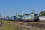 Siemens Vectron der BLS 475 411-5 durchfährt den badischen Bahnhof.