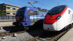 Am 4.9.2020 überholt eine Vectron im Bahnhof Rotkreuz einen IC nach Basel SBB.