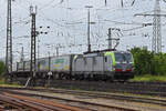 Siemens Vectron 475 425-5 durchfährt den badischen Bahnhof.