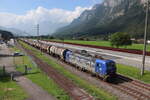 WRS Vectron Re 475 902, verziert mit einem Scherenschnitt auf den Seiten  mit einem Tankzug nach Landquart kurz vor der Durchfahrt durch den Bahnhof Mels.