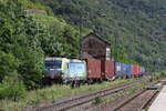 475 413 von  BLS  mit einem Containerzug am 22.