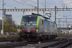 Siemens Vectron 475 410-7 der BLS durchfährt solo den Bahnhof Pratteln.