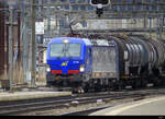 WRS - Lok 475 902 mit Oelzug unterwegs im Bahnhof Olten am 30.12.2021