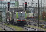 BLS - 475 417 vor Güterzug bei der Einfahrt im Bahnhof Basel Bad.