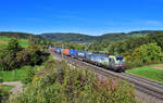 Re 475 410 mit einem Containerzug am 05.10.2022 bei Hornussen.