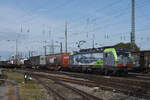 Siemens Vectron 475 417-2 der BLS durchfährt am 06.10.2022 den badischen Bahnhof.