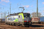 Die Re 475 420 in Basel Bad Bf auf dem Weg zu ihrem Parkplatz.