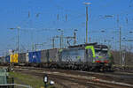 Siemens Vectron 475 404-0 der BLS durchfährt am 07.02.2023 den badischen Bahnhof.