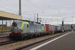 Siemens Vectron 475 411-5 der BLS durchfährt am 25.11.2022 den badischen Bahnhof.