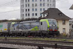 Siemens Vectron 475 424-8 der BLS durchfährt am 06.02.2023 den Bahnhof Pratteln.