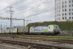 Siemens Vectron 475 423-0 der BLS durchfährt am 31.03.2023 den Bahnhof Pratteln.