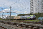 Siemens Vectron 475 423-0 der BLS durchfährt am 14.04.2023 den Bahnhof Pratteln.