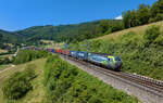 Re 475 419 mit einem Containerzug am 07.06.2023 bei Schinznach Dorf.